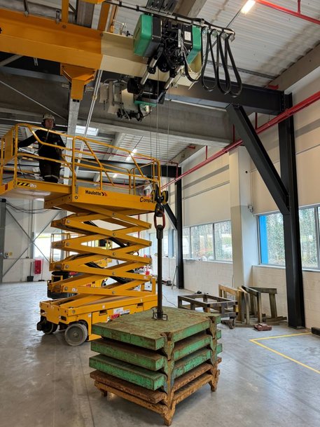 BADT Levage soutient l'essor de la production de son client grâce à l'installation d'un pont roulant assorti d'une adaptation de la charpente 